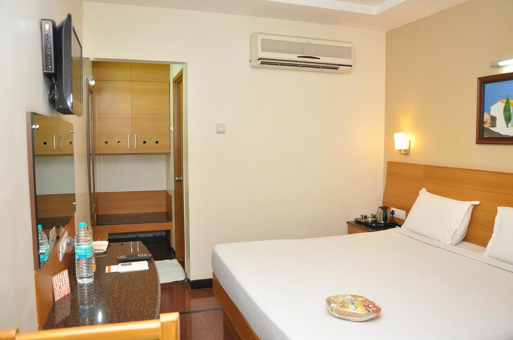 Malles Manotaa Chennai Exterior photo